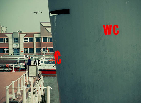 Pourriez-vous m'indiquer où se trouvent les WC s'il vous plait ? (2010)