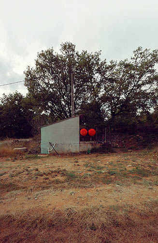 Les 2 citernes rouges (tout prés des pommiers)(2012)