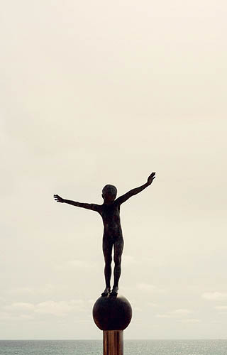 En équilibre sur la Terre (2013)