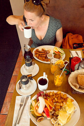 Petit déj' à l'Eggs Oeufs, prés du marché Jean Talon (2014)