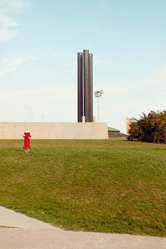 Bouche d'incendie, cheminées, spots et végétation (2014)