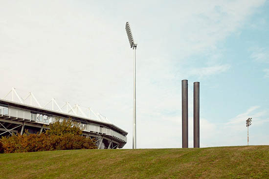 Stade, spots, cheminées et végétation (2014)