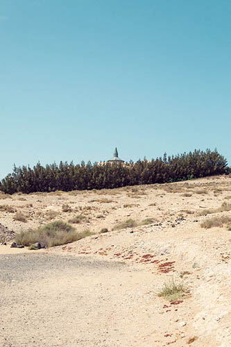 De loin, on dirait une église mais c'est un hôtel (2015)