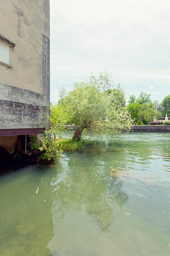 Coin de rue au bord de l'eau (2015)