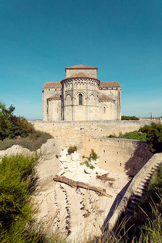 L'église Sainte-Radegonde et son tronc échoué (2015)