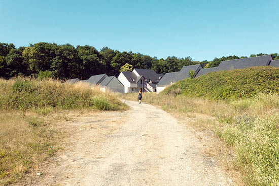 Balade dans le lotissement fantôme (seule, mais je suis là...) (2015)