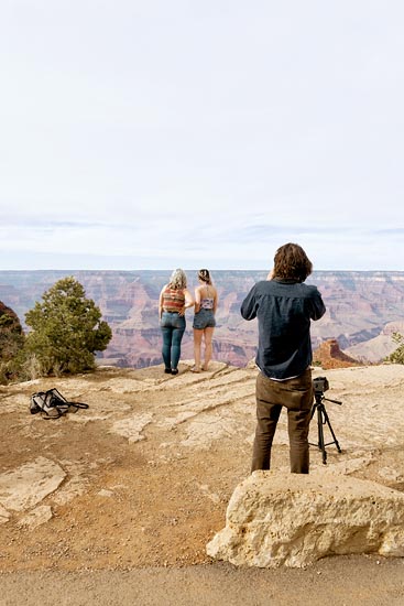 On dirait moi, au bord du Grand Canyon (2016)