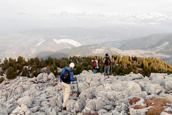 L'homme soulagé, la femme retrouvée et le sauveteur heureux - La descente (2017)