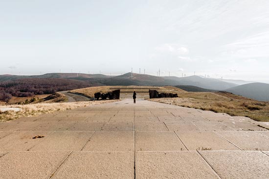 Escalier communiste avec vue sur éoliennes / Bulgarie (2017)