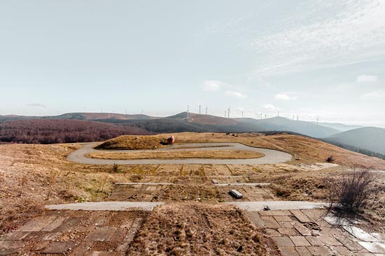 Camper van sur parking communiste / Bulgarie (2017)