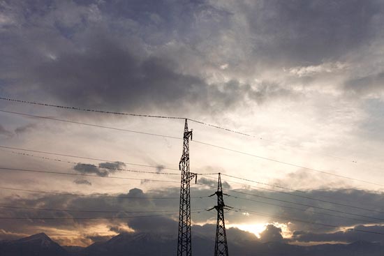 Des oiseaux sur les câbles dans le ciel / Bulgarie (2017)