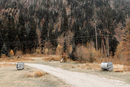 2 poubelles et un jeu pour enfants sur fond de sapins / Bulgarie (2017)