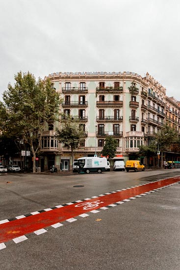 Belle façade et piste cyclable à Barcelone / Espagne (2017)
