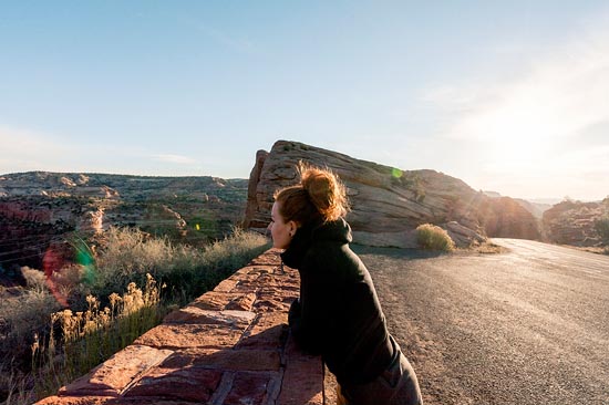 Par delà le muret, en bord de route (2017)
