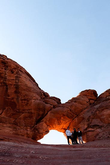 4 gars devant une petite arche du Arches National Park (2017)