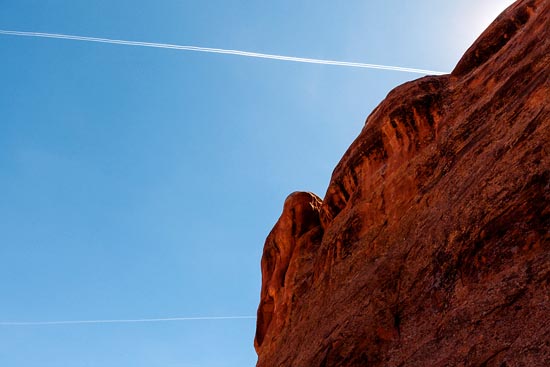 Encore de la roche mais avec des traînées d'avion (2017)
