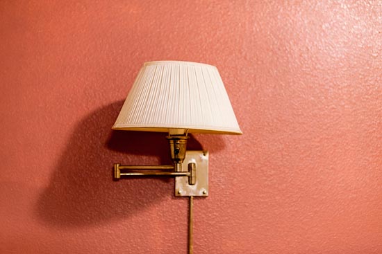 Lampe de motel et mur saumon (2017)