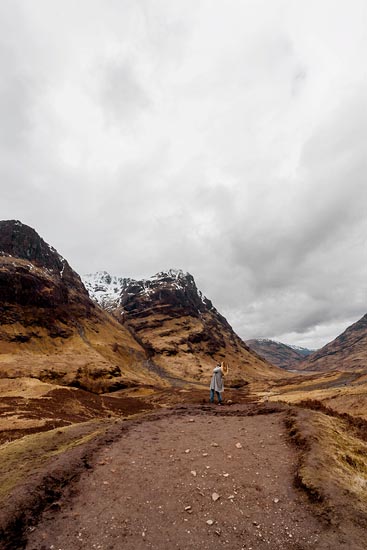 Photographie d'une femme qui photographie la montagne / Écosse (2018)