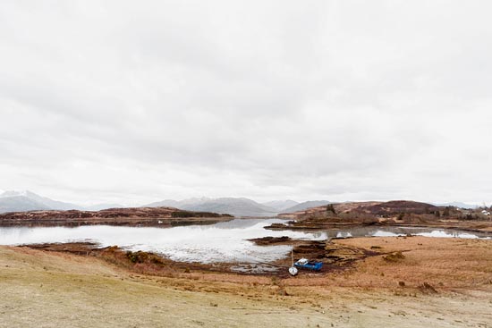 Petit bateau bleu et petit bateau blanc en bord de lac / Écosse (2018)