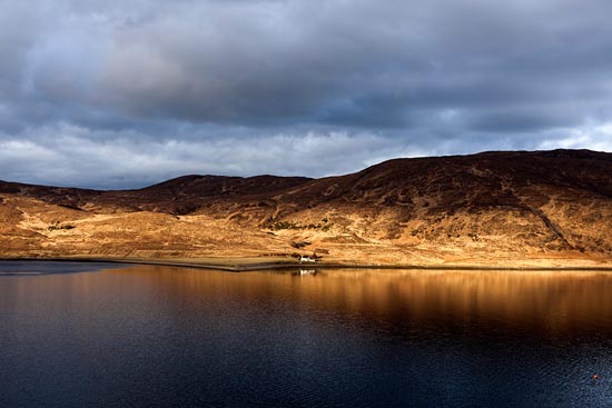 Trainée d'or sur maison isolée au bord de l'eau / Écosse (2018)