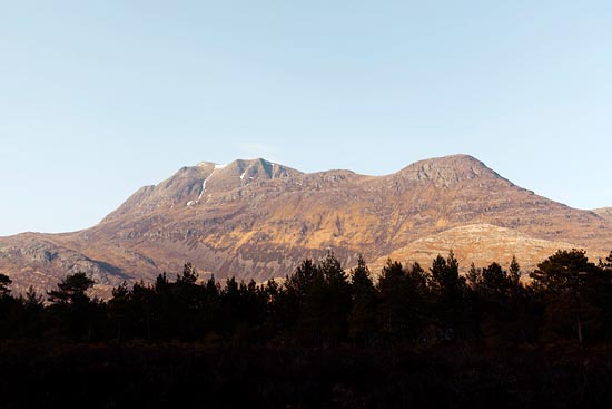 Des arbres sous la montagne sous le ciel / Écosse (2018)