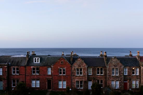 Une rangée de maisons sous la mer sous le ciel / Écosse (2018)
