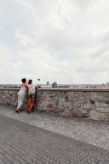 Two girls, One perche à selfie / Slovaquie (2018)