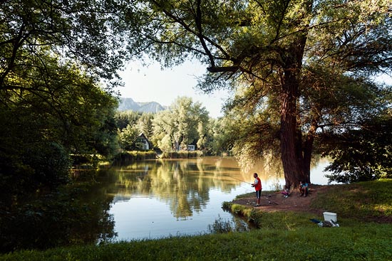 Le pêcheur, la petite fille, le petit garçon et la glaçière / Hongrie (2018)