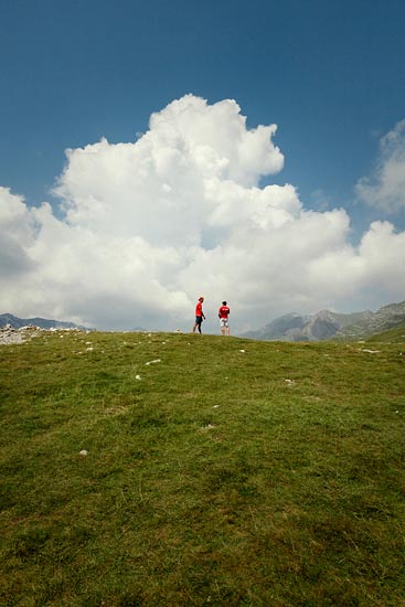 2 gars avec des t-shirts rouges 'MONTENEGRO' / Monténégro (2018)