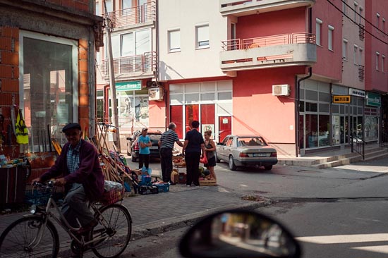 Pink Bosnian Street Market et le petit vieux à vélo / Bosnie-Herzégovine (2018)