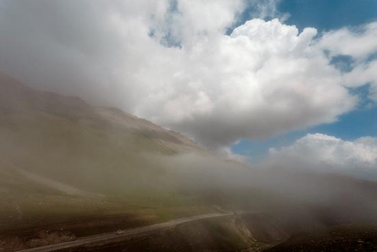 Absorbés par le nuage tombé sur les montagnes / Suisse (2018)