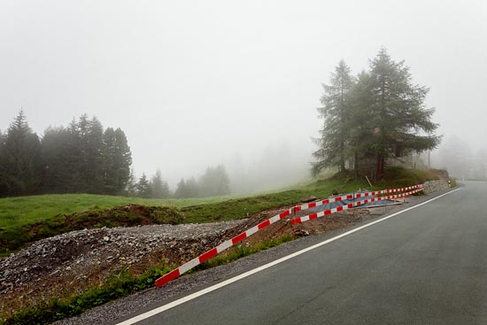Rouge et blanc en bord de route / Suisse (2018)