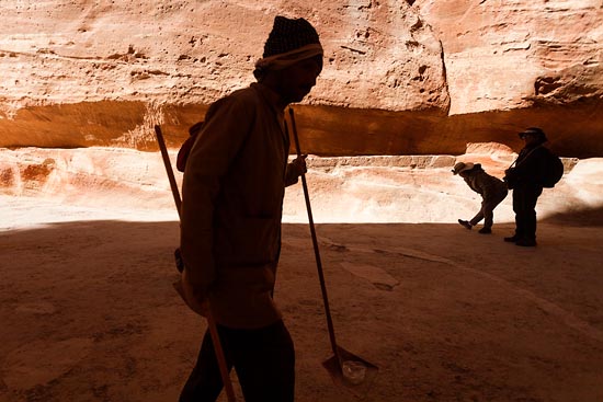 Ramassage de déchets et étirement de touriste / Jordanie (2019)