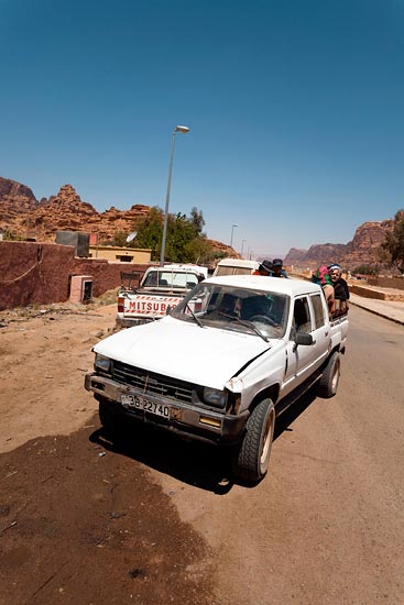 En attendant de faire le plein avec un jerrican d'essence / Jordanie (2019)