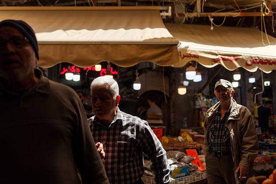 2 hommes et un fumeur au vieux souk / Jordanie (2019)