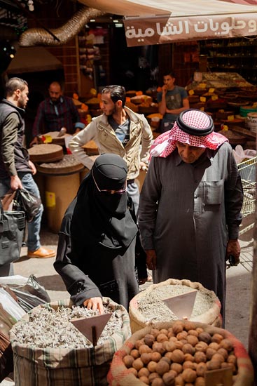 Les clients, hidjab noir et keffieh rouge / Jordanie (2019)