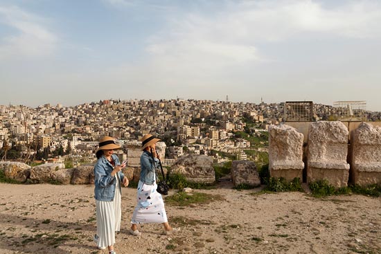 Sur les hauteurs d'Amman, les asiatiques au chapeau / Jordanie (2019)