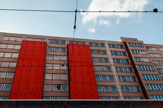 2 blocs rouges en façade / Prague (2019)