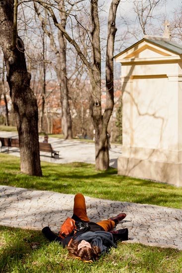 Olivia sur l'herbe / Prague (2019)