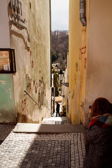 Je photographie Lisa qui photographie un gars (qui ne photographie personne) / Prague (2019)