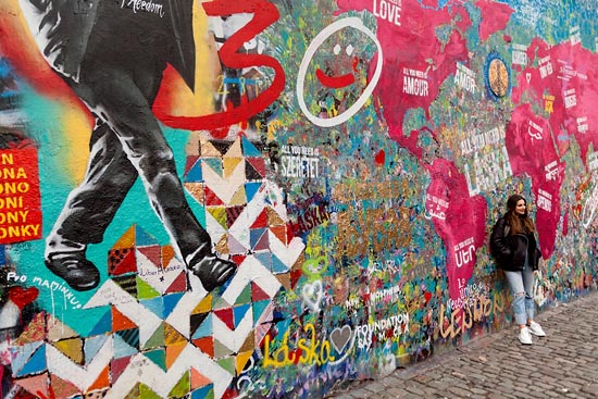 Lennon Wall, la poseuse / Prague (2019)
