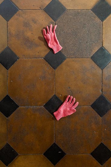 2 gants roses sur sol d'église / Prague (2019)