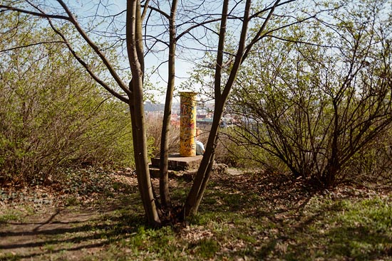Entre les arbres, adossé à la colonne jaune / Prague (2019)