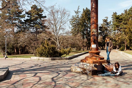 Au pied de la colonne rouillée / Prague (2019)
