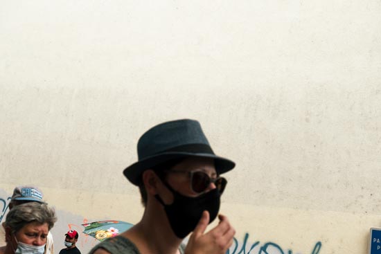 Devant le mur I, le gars à la casquette rouge / France (2020)