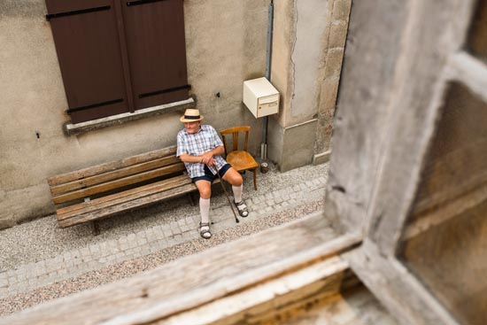 Le vieux en bas, dans la rue, sur le banc, avec chapeau, canne, chaussettes et sandales / France (2020)
