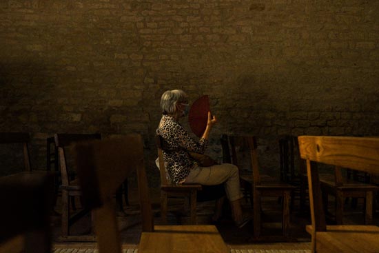 Haut léopard et éventail sur banc d'église / France (2020)