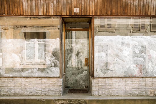 Protection de vitrine, pour ne pas voir à l'intérieur / France (2020)