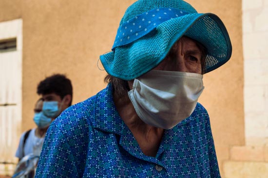 Mamie Blue et masque blanc / France (2020)