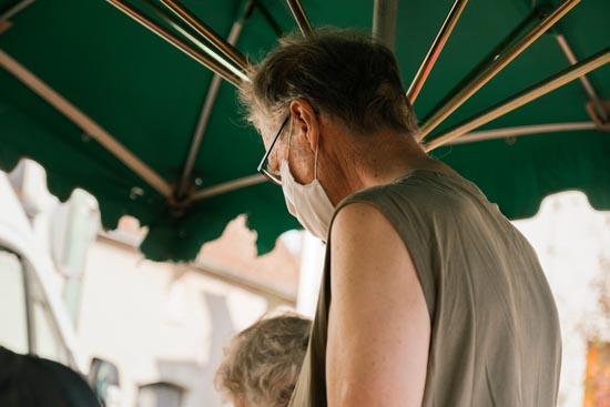 Parasol vert et masque blanc / France (2020)